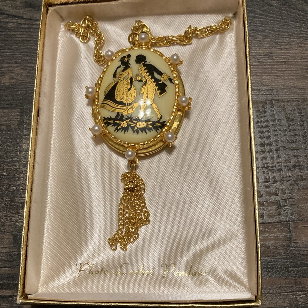 Vintage photo locket pendant necklace, gold - Picture 2 of 6